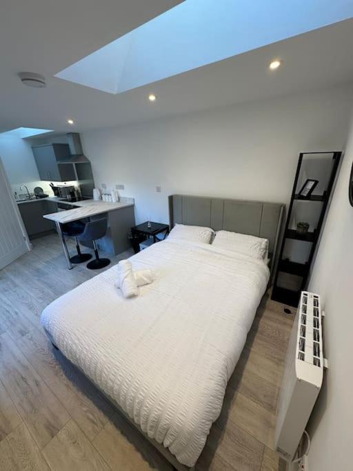 Whitsun Studio - Brand New Listing! Bristol Buitenkant foto