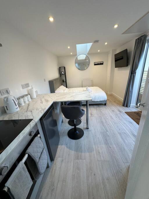 Whitsun Studio - Brand New Listing! Bristol Buitenkant foto